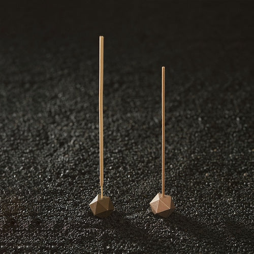 《3段階で角度調整が可能なブロンズ製の香立て》poly incense holder| NAGAE+(ナガエプリュス)