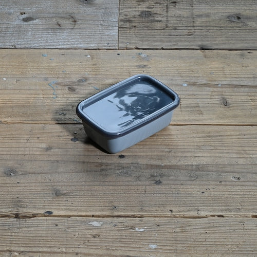 《琺瑯の蓋付保存容器(蓋付)/グレイ》+Gray レクタングル深型Sシール蓋付| 野田琺瑯