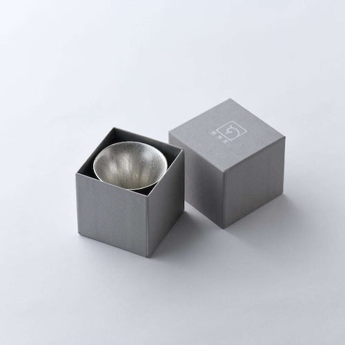 《錫(すず)鋳物製の酒器》鋳錫 吉祥紋酒器 八角ぐい呑み(ラッパ型)