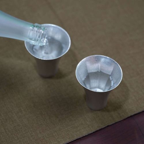 《錫(すず)鋳物製の酒器》鋳錫 吉祥紋酒器 八角ぐい呑み(ラッパ型)