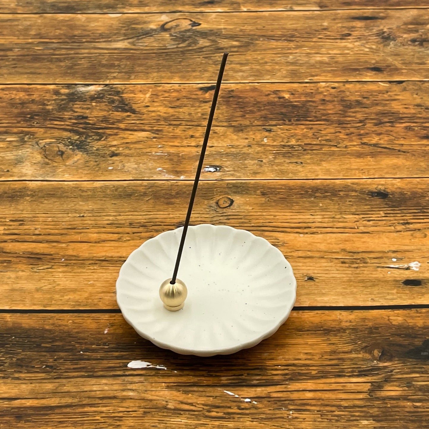 《真鍮製・ミニマルデザインな香立て(ゴールド)》お好みのトレイやお皿を使って自分だけのお香立て