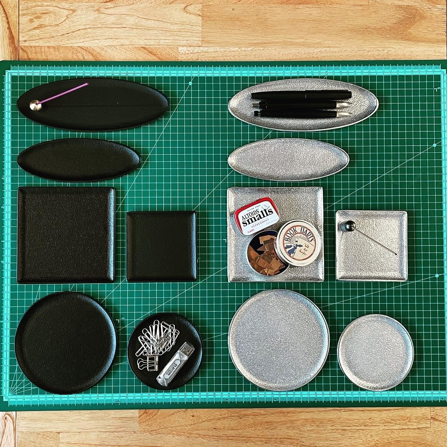 《アルミ鋳物のトレイ》ラウンド (丸形) トレイ S | シルバー / ブラック