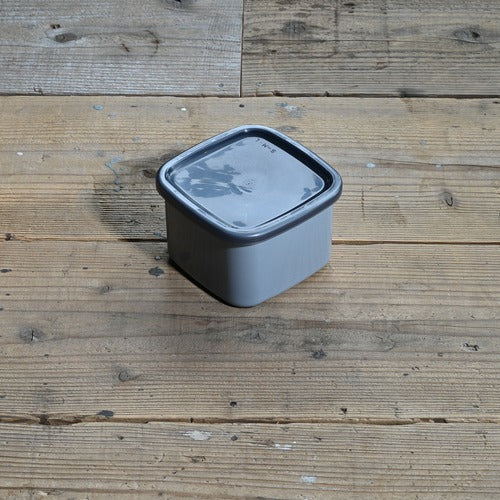《琺瑯の保存容器(蓋付)/グレイ》+Gray スクエアMシール蓋付| 野田琺瑯