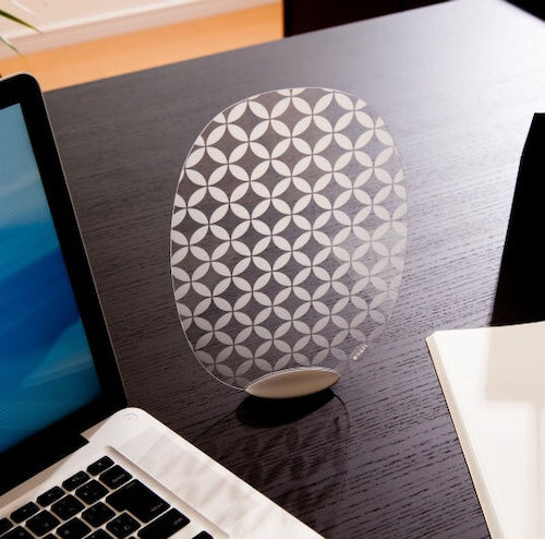 《自立するうちわ》エネルギーに頼らない節電アイテム。デスクの空いたスペースに自立します(鱗/七宝)|solano(ソラノ)