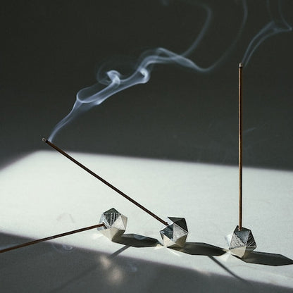 《3段階で角度調整が可能な錫製の香立て》poly incence holder＜tin＞ | NAGAE+（ナガエプリュス）