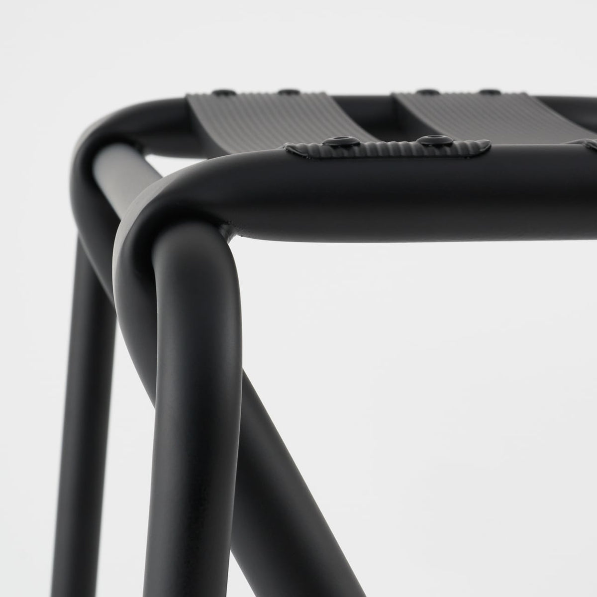 《スチール＆アルミ製のスツール（HIGH）》BENT HIGH STOOL | DUENDE