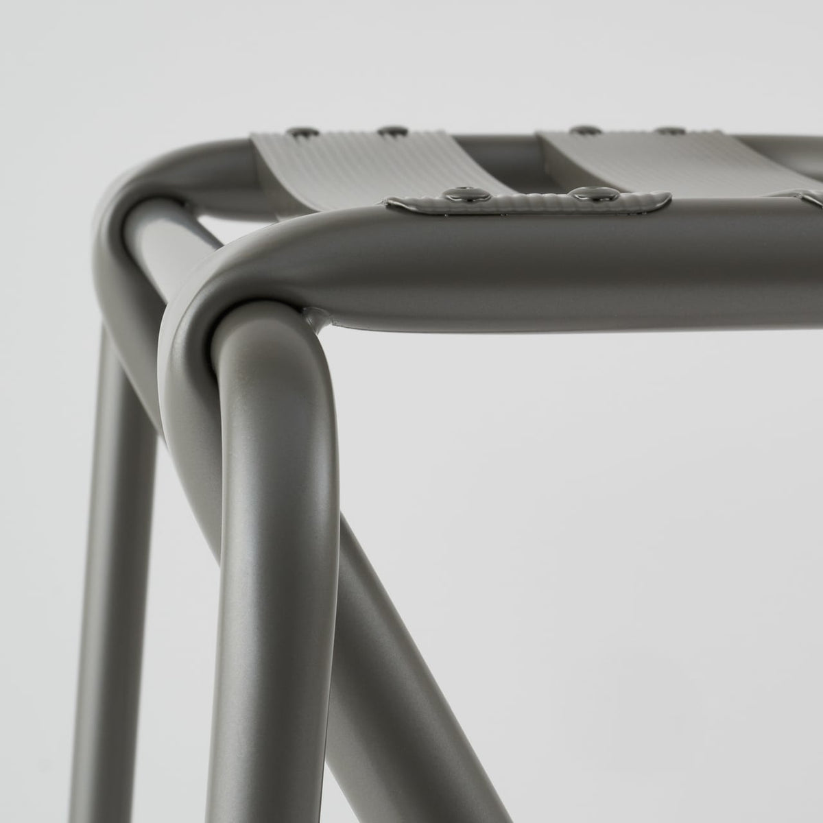《スチール＆アルミ製のスツール（LOW）》BENT LOW STOOL | DUENDE