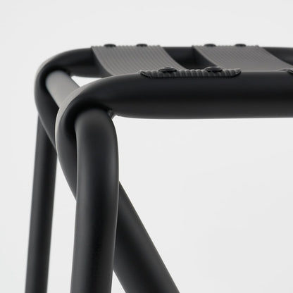 《スチール＆アルミ製のスツール（LOW）》BENT LOW STOOL | DUENDE