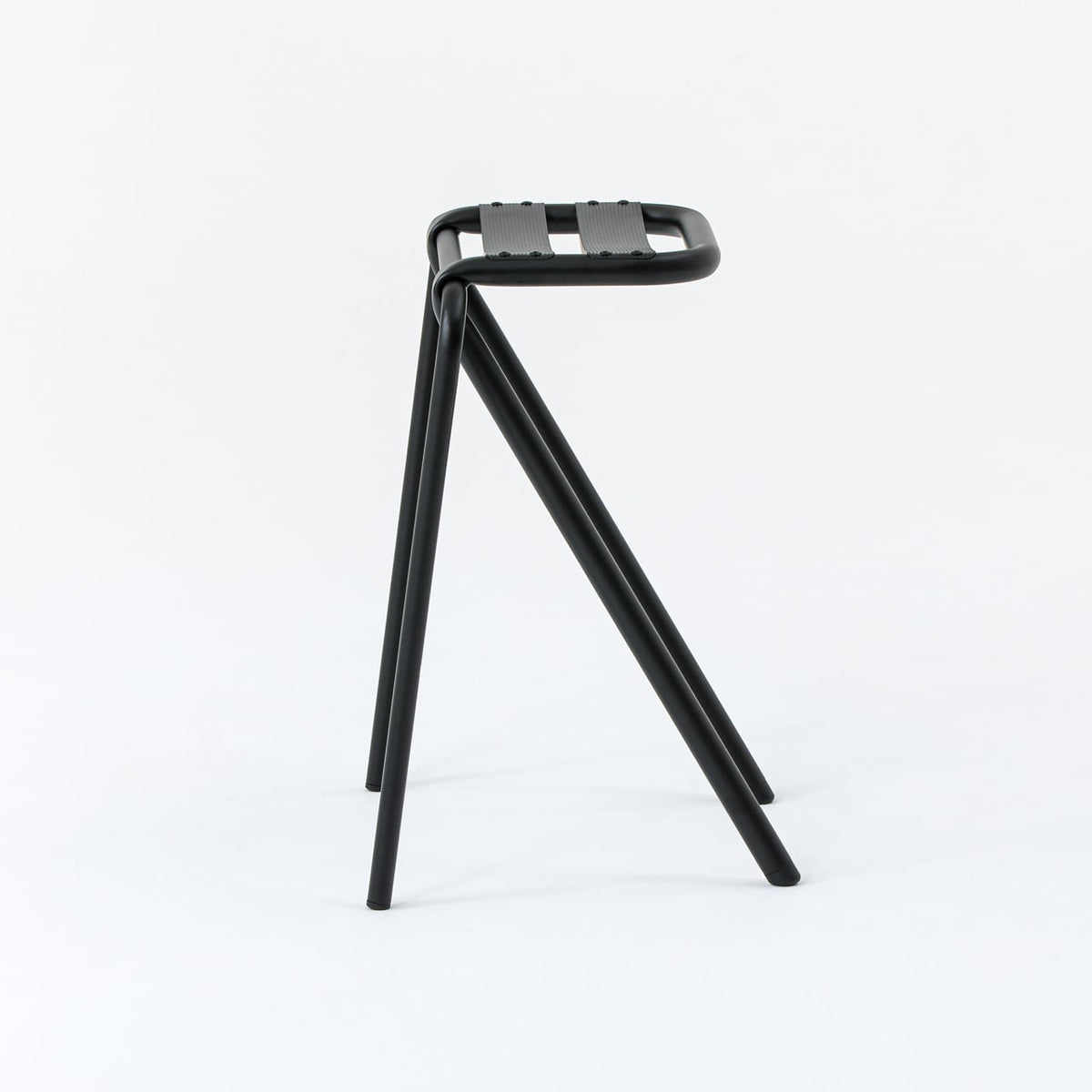 《スチール＆アルミ製のスツール（LOW）》BENT LOW STOOL | DUENDE