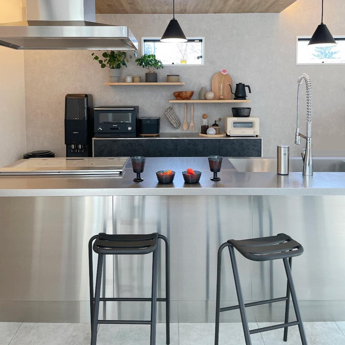 《スチール＆アルミ製のスツール（LOW）》BENT LOW STOOL | DUENDE
