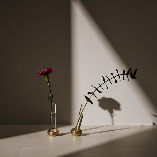 《シンメトリーとアシンメトリーを楽しむ真鍮製の花器》a/sym（アシム）｜NAGAE+（ナガエプリュス）