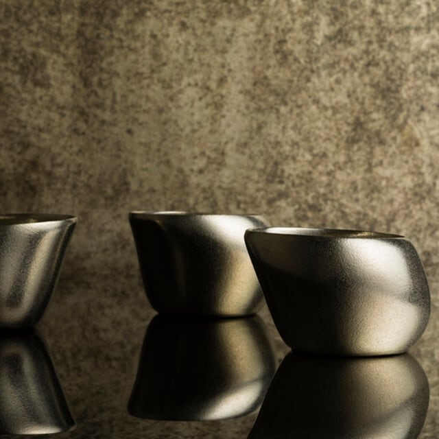 《アシンメトリーフォルムで飲み口の位置で異なる味わいを楽しめるぐい呑み》アシンメトリー形状により飲み口の位置でお酒の味わい、香りの感じ方が変わります｜TRAVEL CHOCO（トラベルチョコ）