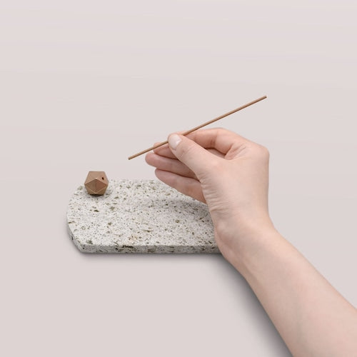《大谷石の香皿とブロンズ製の香立て》Oya Incense Set（オオヤ インセンス セット） | NAGAE+（ナガエプリュス）