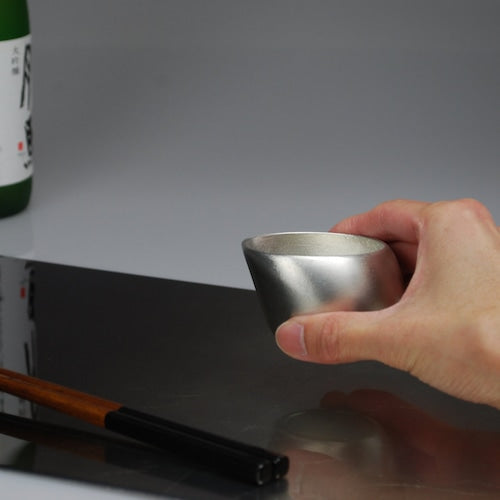 《アシンメトリーフォルムで飲み口の位置で異なる味わいを楽しめるぐい呑み》アシンメトリー形状により飲み口の位置でお酒の味わい、香りの感じ方が変わります｜TRAVEL CHOCO（トラベルチョコ）