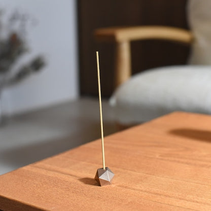 《3段階で角度調整が可能なブロンズ製の香立て》poly incense holder| NAGAE+（ナガエプリュス）