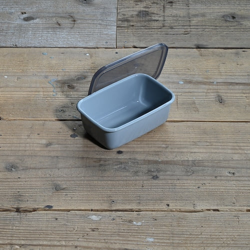 《琺瑯の蓋付保存容器（蓋付）/グレイ》＋Gray レクタングル深型Ｓシール蓋付| 野田琺瑯