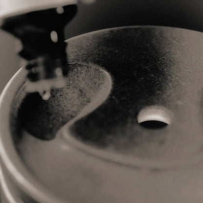 《アルミ鋳物製のオイルバーナー（アロマディフューザー）》 Aluminium Oil Burner | Studio Henry Wilson