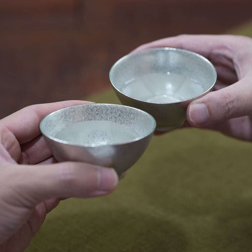 《錫（すず）鋳物製の酒器》鋳錫 吉祥紋酒器 八角ぐい呑み（椀型）