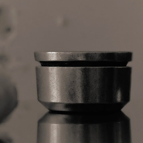 《アルミ鋳物製のオイルバーナー（アロマディフューザー）》 Aluminium Oil Burner | Studio Henry Wilson