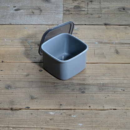 《琺瑯の保存容器（蓋付）/グレイ》＋Gray スクエアＭシール蓋付| 野田琺瑯