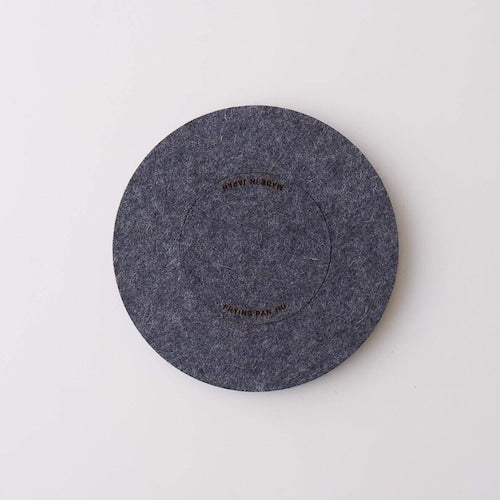 《厚手フェルト製の２WAY鍋敷き》フライパンジュウ鍋敷き | FRYING PAN JIU