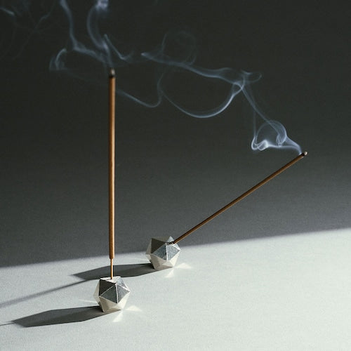 《3段階で角度調整が可能な錫製の香立て》poly incence holder＜tin＞ | NAGAE+（ナガエプリュス）