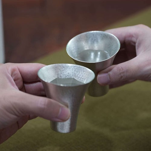 《錫（すず）鋳物製の酒器》鋳錫 吉祥紋酒器 八角ぐい呑み（ラッパ型）