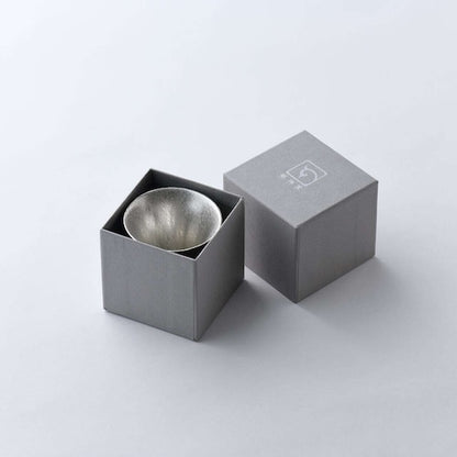 《錫（すず）鋳物製の酒器》鋳錫 吉祥紋酒器 梅紋ぐい呑み（ラッパ型）