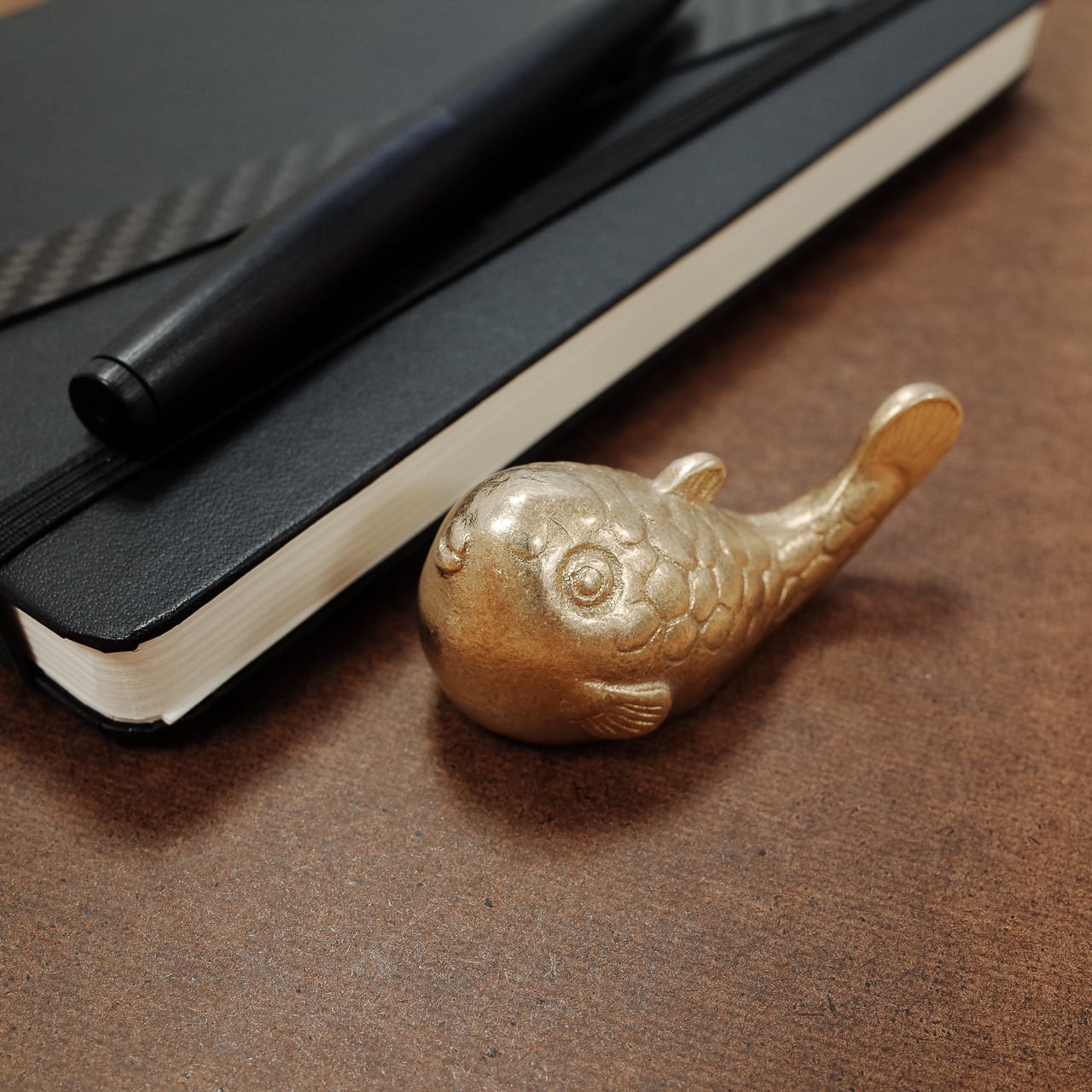 《真鍮鋳物製のペーパーウェイト＆筆置き”ふぐ”》招福 ふぐ | 銀雅堂