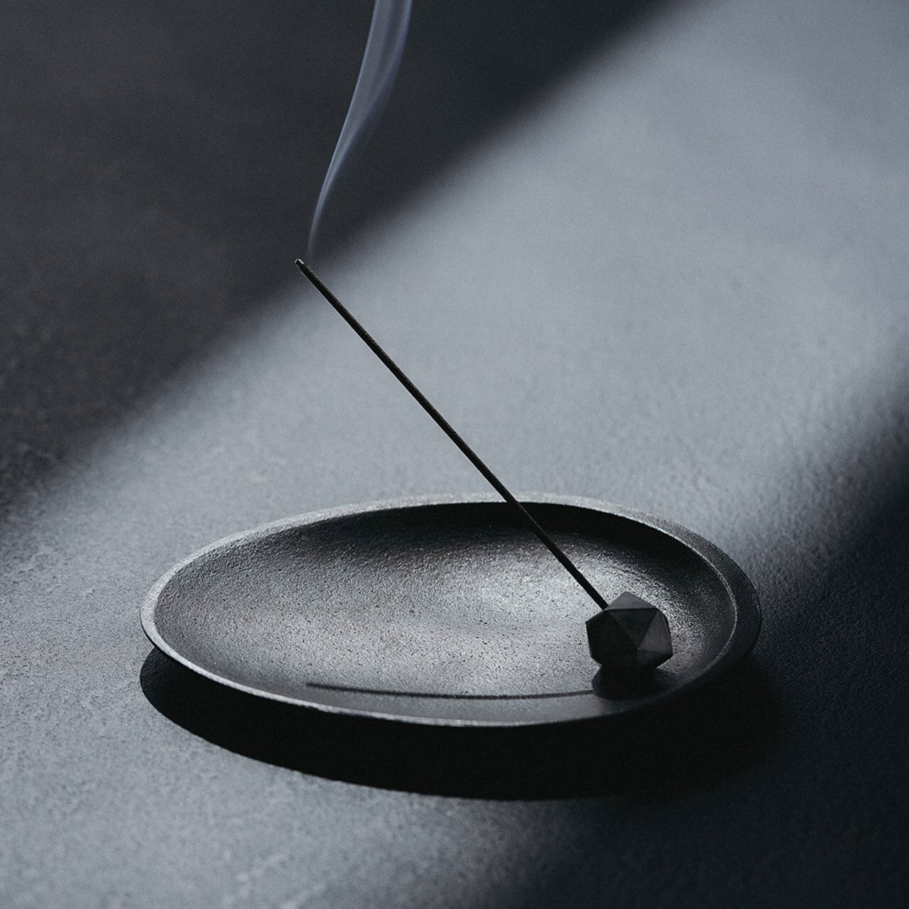 《アバロンシェルモチーフの真鍮製トレイと香立てセット》Abalone shell black incense set｜NAGAE+（ナガエプリュス）