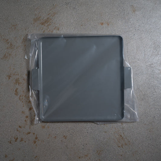 《カラード・アルミ製のトレイ "スクエア/ valley gray" □240mm  》Colored' aluminum tray square " valley gray" | yumiko iihoshi porcelain
