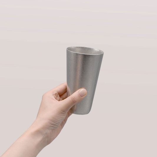 《シンプルな北欧風デザインの錫製ビアタンブラー（ペア）》Ordi ビアタンブラー ペア｜NAGAE+