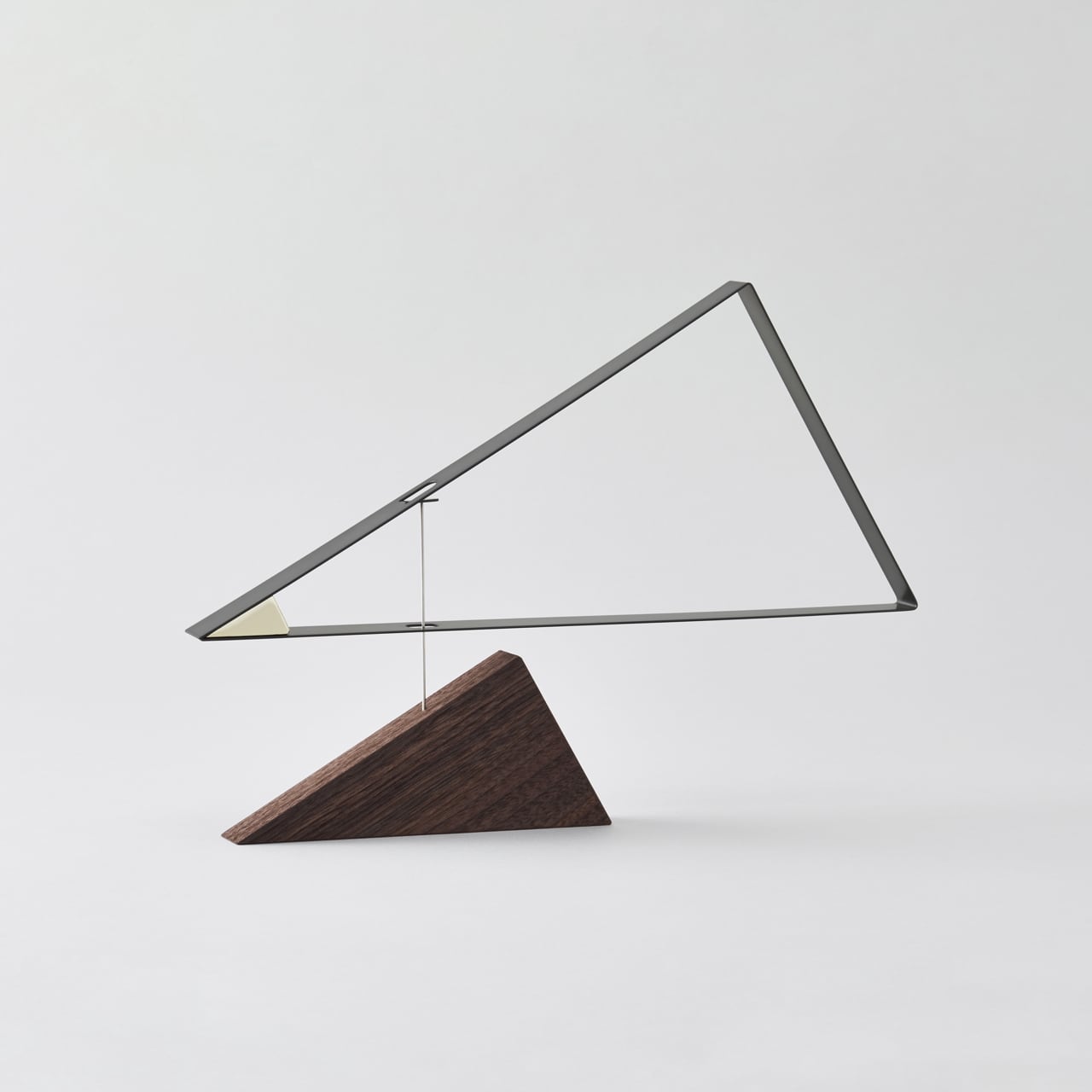 《三角形だけで構成された置き型モビール》sail away Gray｜tempo