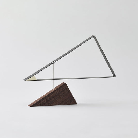 《三角形だけで構成された置き型モビール》sail away Gray｜tempo