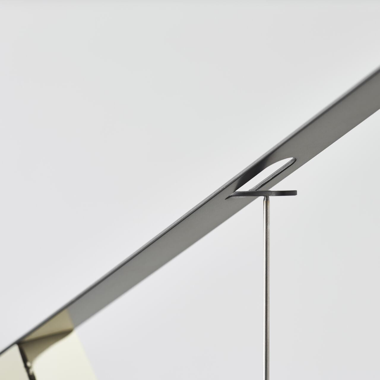 《三角形だけで構成された置き型モビール》sail away Gray｜tempo