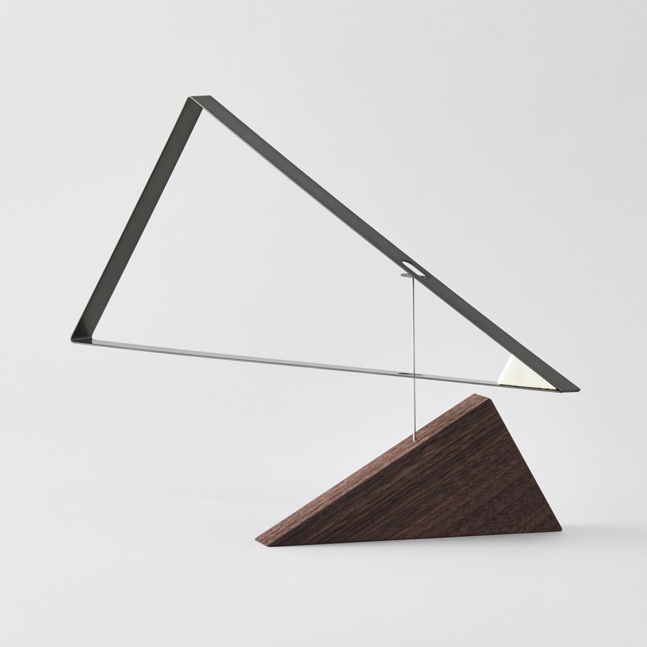 《三角形だけで構成された置き型モビール》sail away Gray｜tempo