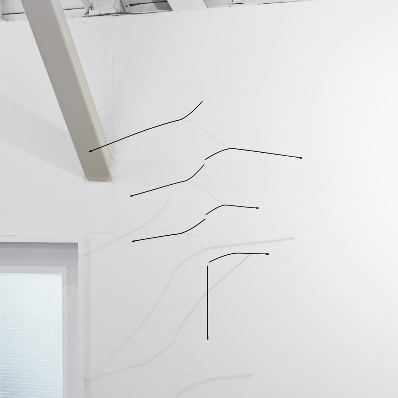 《ステンレスとガラスチューブのシンプルなモビール》energy flow Black｜tempo