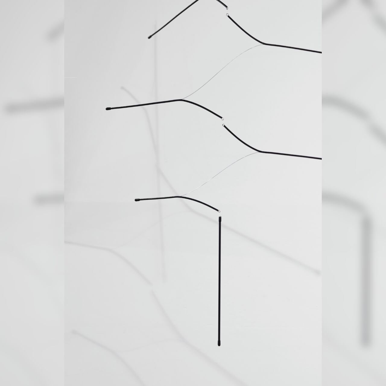 《ステンレスとガラスチューブのシンプルなモビール》energy flow Black｜tempo