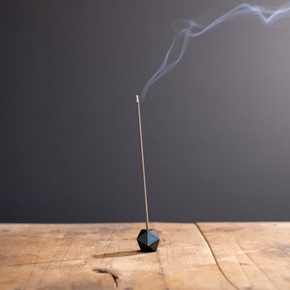 《3段階で角度調整が可能な真鍮製の香立てのブラック仕様》poly incence holder black | NAGAE+（ナガエプリュス）