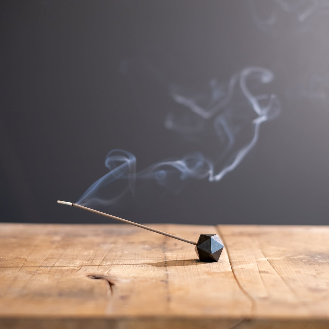 《3段階で角度調整が可能な真鍮製の香立てのブラック仕様》poly incence holder black | NAGAE+（ナガエプリュス）