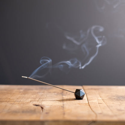 《3段階で角度調整が可能な真鍮製の香立てのブラック仕様》poly incence holder black | NAGAE+（ナガエプリュス）