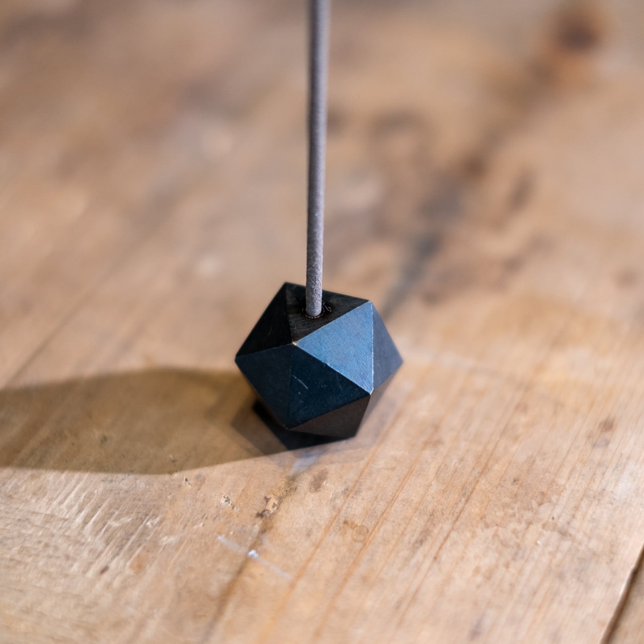 《3段階で角度調整が可能な真鍮製の香立てのブラック仕様》poly incence holder black | NAGAE+（ナガエプリュス）