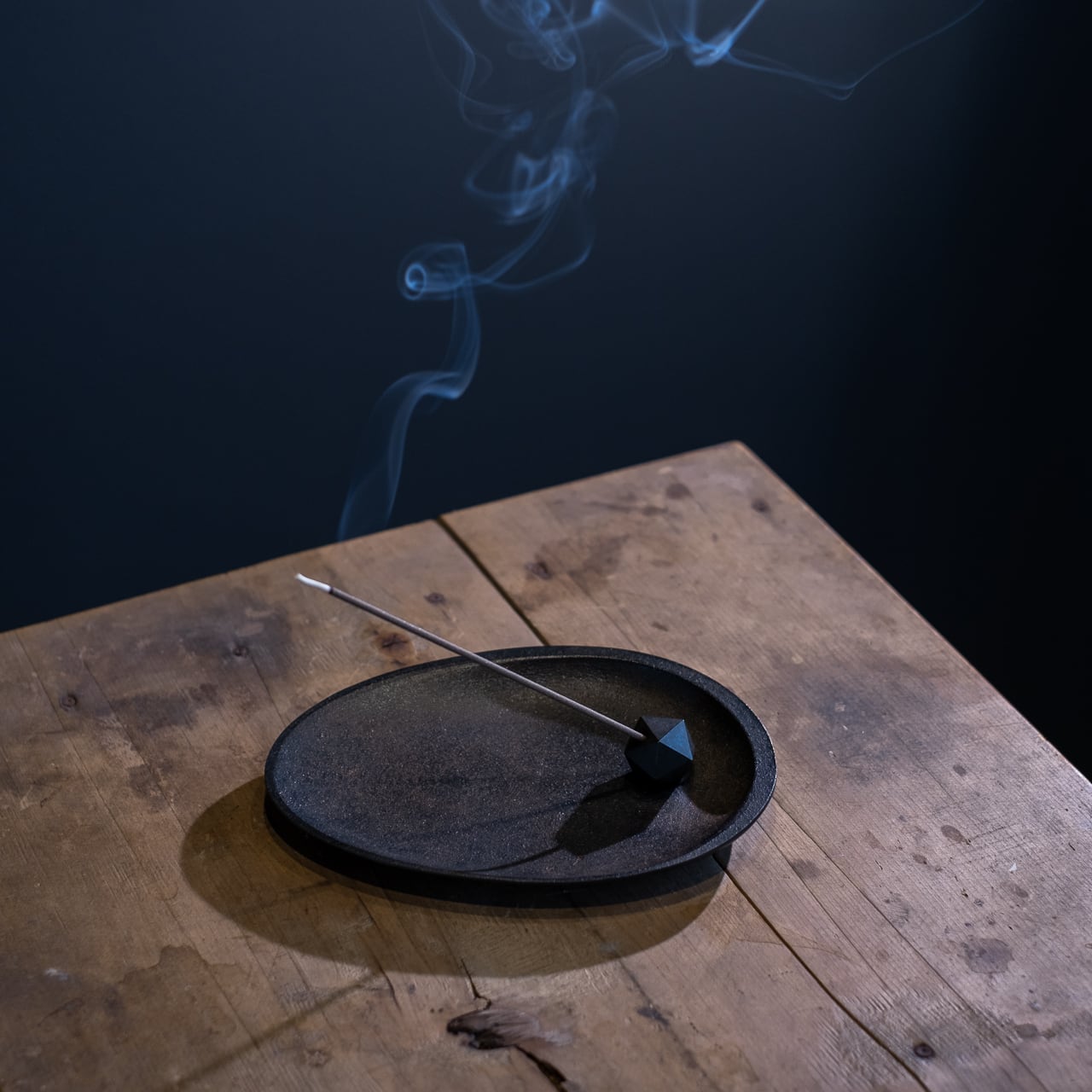 《3段階で角度調整が可能な真鍮製の香立てのブラック仕様》poly incence holder black | NAGAE+（ナガエプリュス）