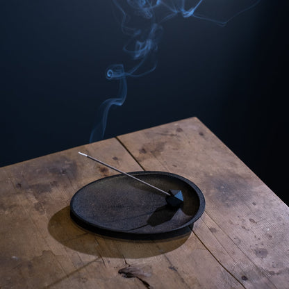 《3段階で角度調整が可能な真鍮製の香立てのブラック仕様》poly incence holder black | NAGAE+（ナガエプリュス）