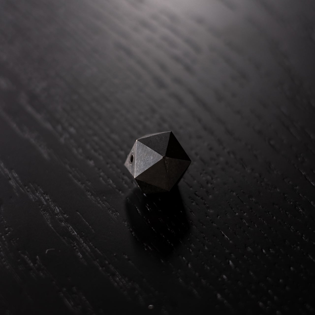 《3段階で角度調整が可能な真鍮製の香立てのブラック仕様》poly incence holder black | NAGAE+（ナガエプリュス）