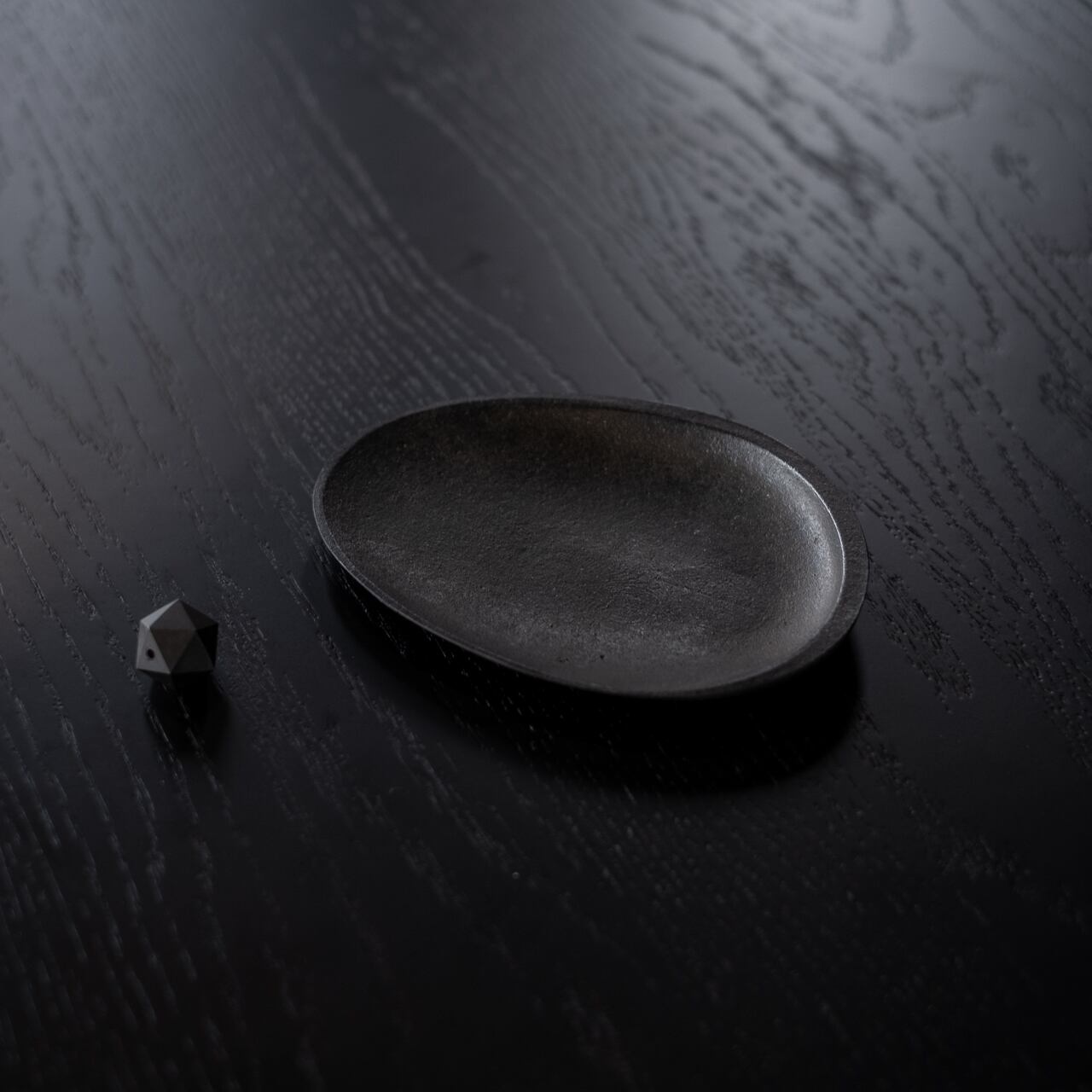 《3段階で角度調整が可能な真鍮製の香立てのブラック仕様》poly incence holder black | NAGAE+（ナガエプリュス）