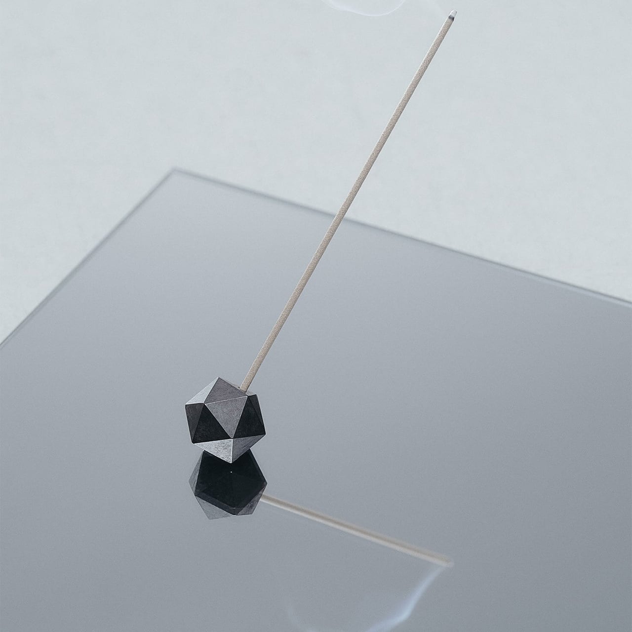 《3段階で角度調整が可能な真鍮製の香立てのブラック仕様》poly incence holder black | NAGAE+（ナガエプリュス）