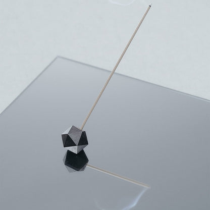 《3段階で角度調整が可能な真鍮製の香立てのブラック仕様》poly incence holder black | NAGAE+（ナガエプリュス）