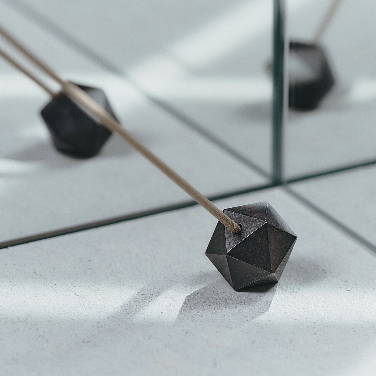 《3段階で角度調整が可能な真鍮製の香立てのブラック仕様》poly incence holder black | NAGAE+（ナガエプリュス）