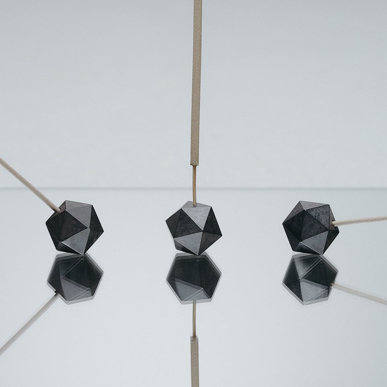 《3段階で角度調整が可能な真鍮製の香立てのブラック仕様》poly incence holder black | NAGAE+（ナガエプリュス）